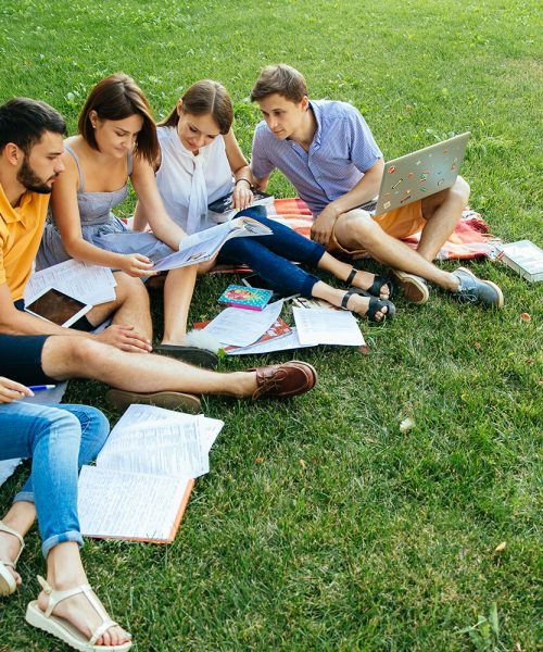 group-cheerful-students-teenagers-casual-outfits-with-note-books-laptop-kopie.jpg